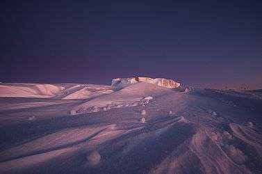 Yukimarimo south pole dawn 2009.jpg